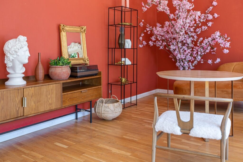 Drewniane podłogi można podzielić na kilka głównych kategorii w zależności od typu użytego materiału oraz techniki układania